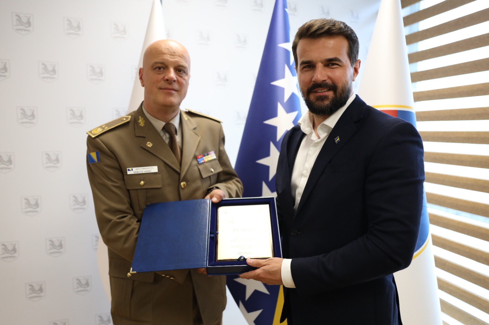 Generalmajor Mirsad Ahmić posjetio Općinu Ilidža i uručio zahvalnicu načelniku Muzuru