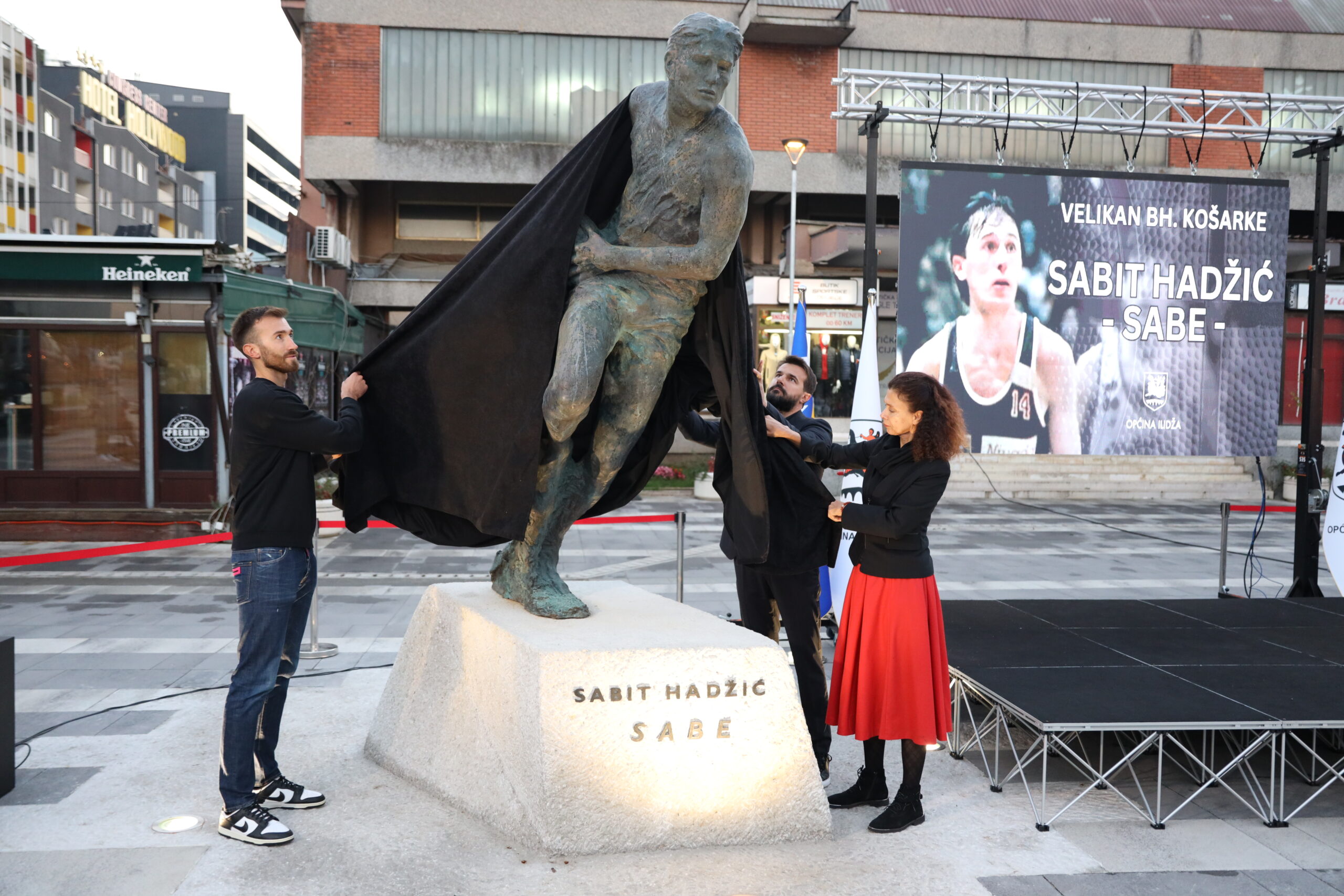 Sabit Hadžić spomenik